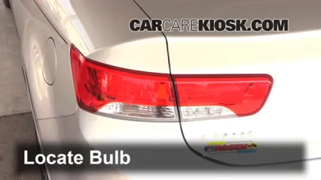 2013 Kia Forte Koup SX 2.4L 4 Cyl. Éclairage Feu stop (remplacer ampoule)